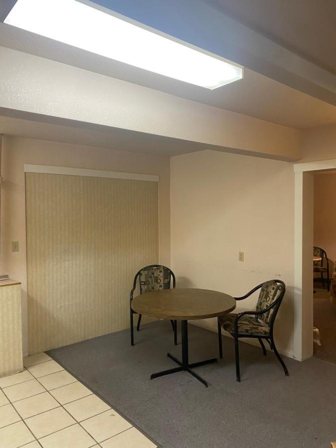 Chinook Motel 레스브리지 외부 사진