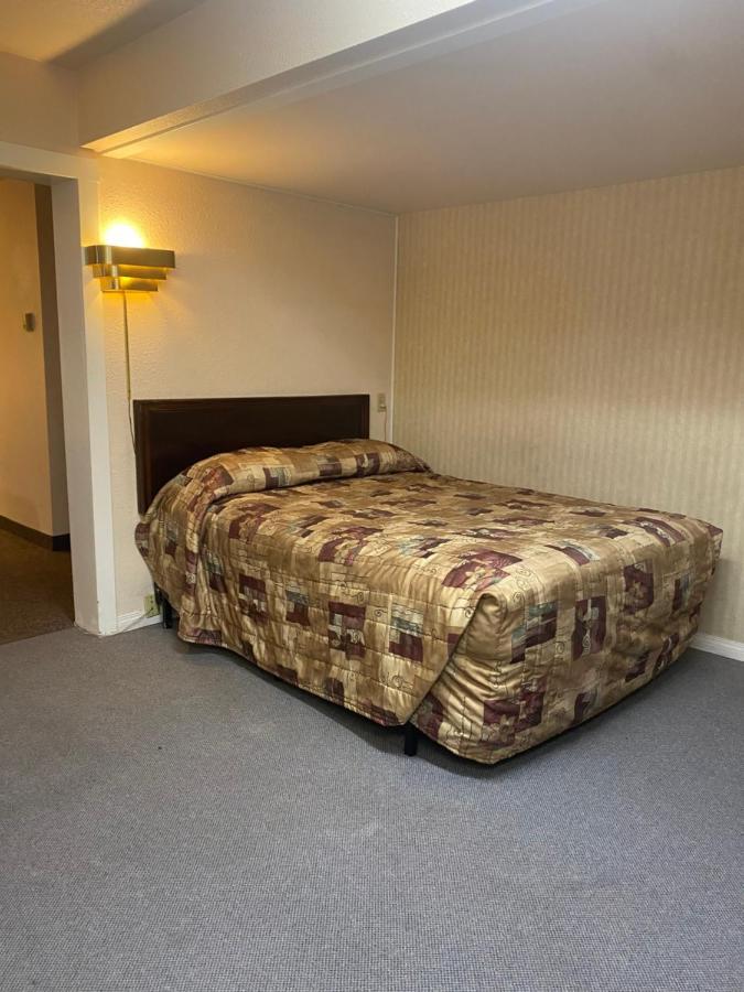 Chinook Motel 레스브리지 외부 사진