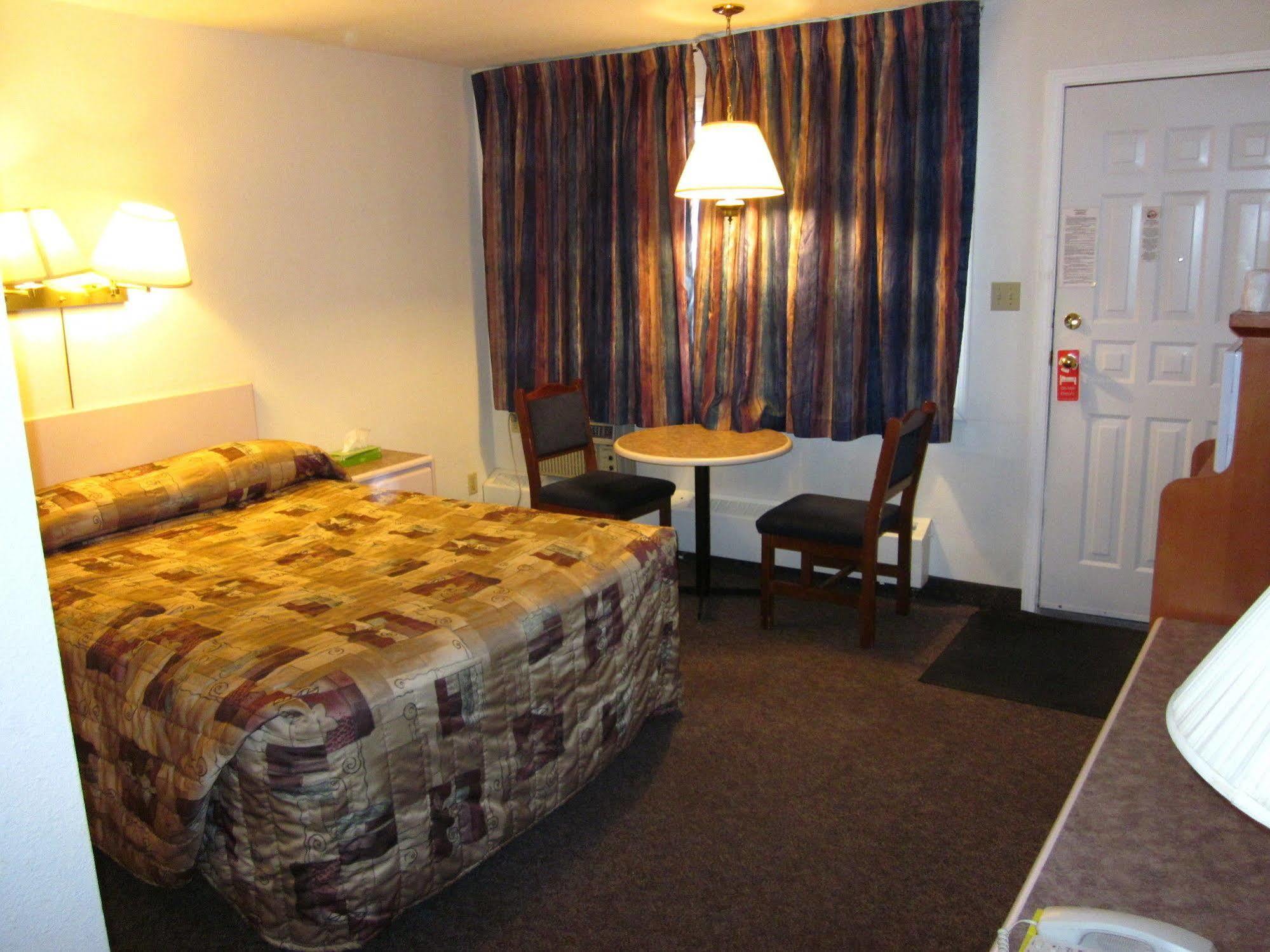 Chinook Motel 레스브리지 외부 사진