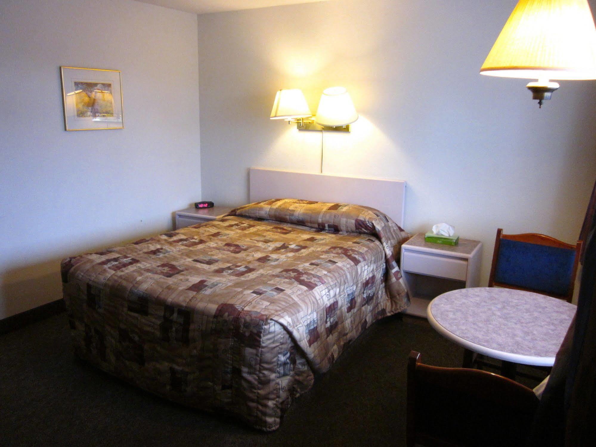 Chinook Motel 레스브리지 외부 사진